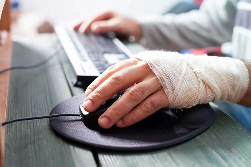 injured man using a mouse