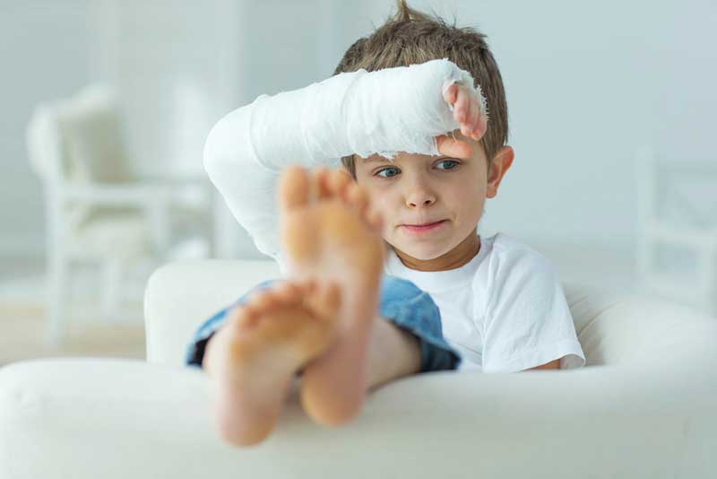 injured child in a cast